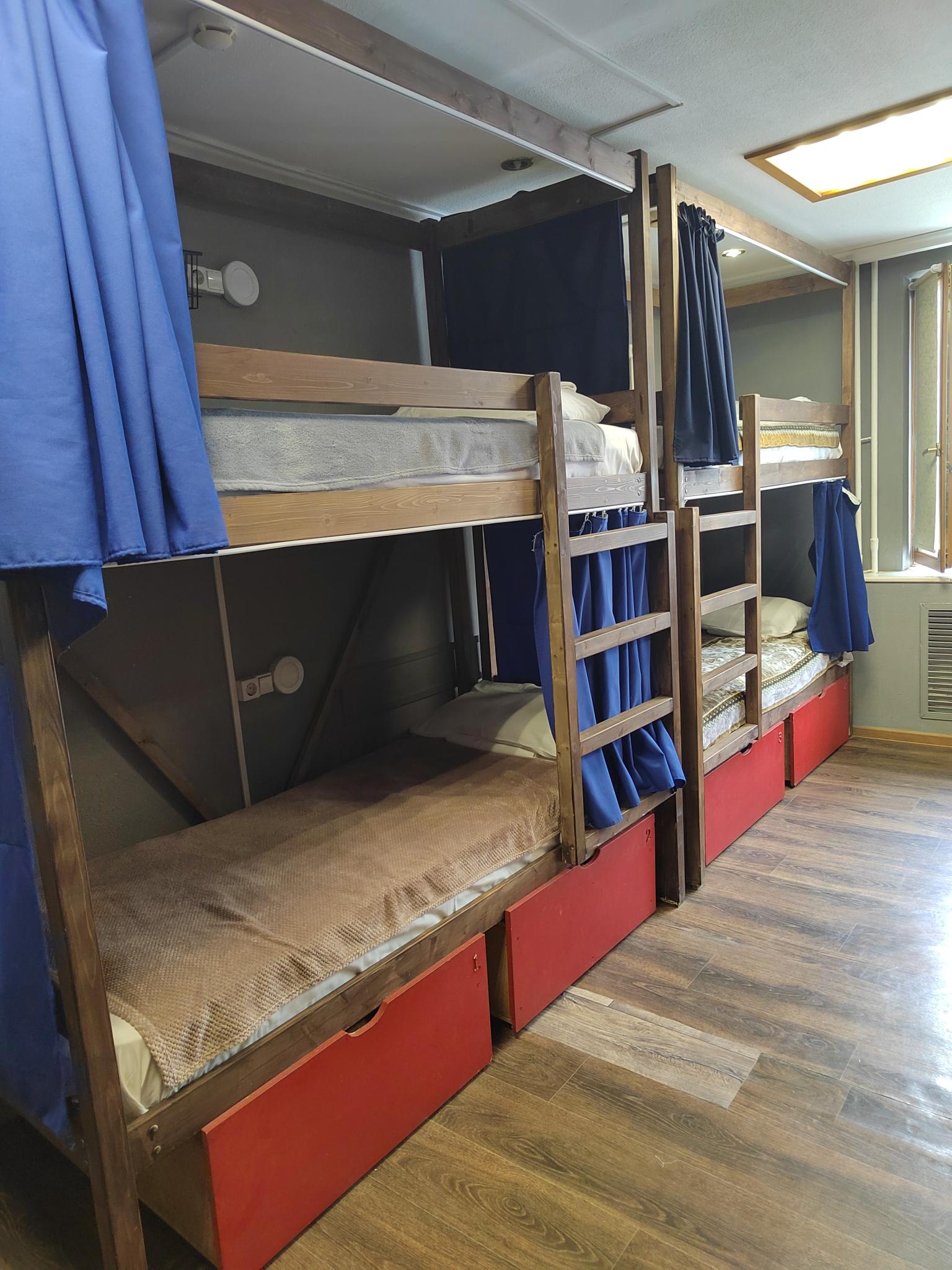 Кровать в 8-местном общем женском номере (Удобства на этаже) в Lv.hostel