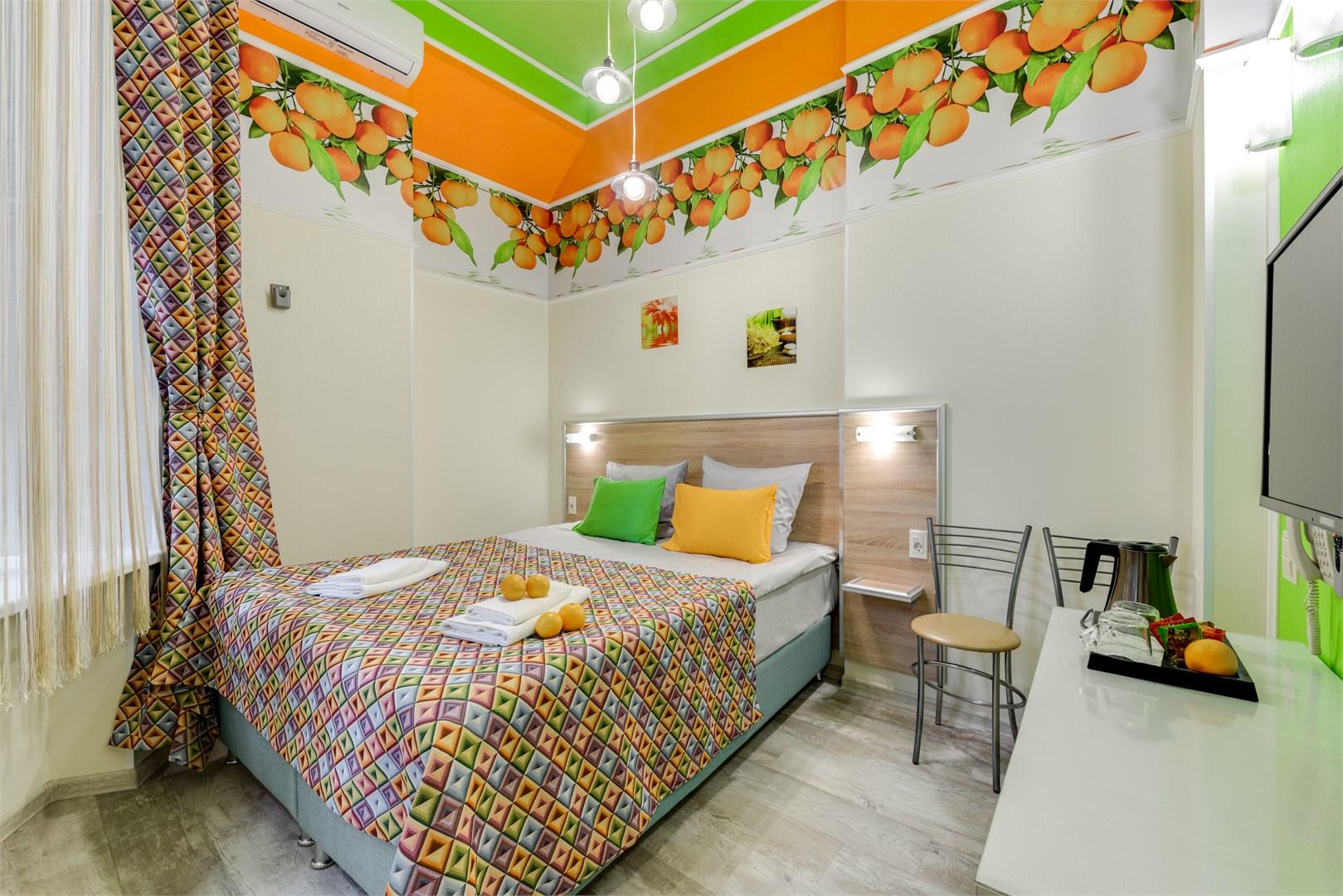 Номер стандарт с 1 двуспальной кроватью (oranges)