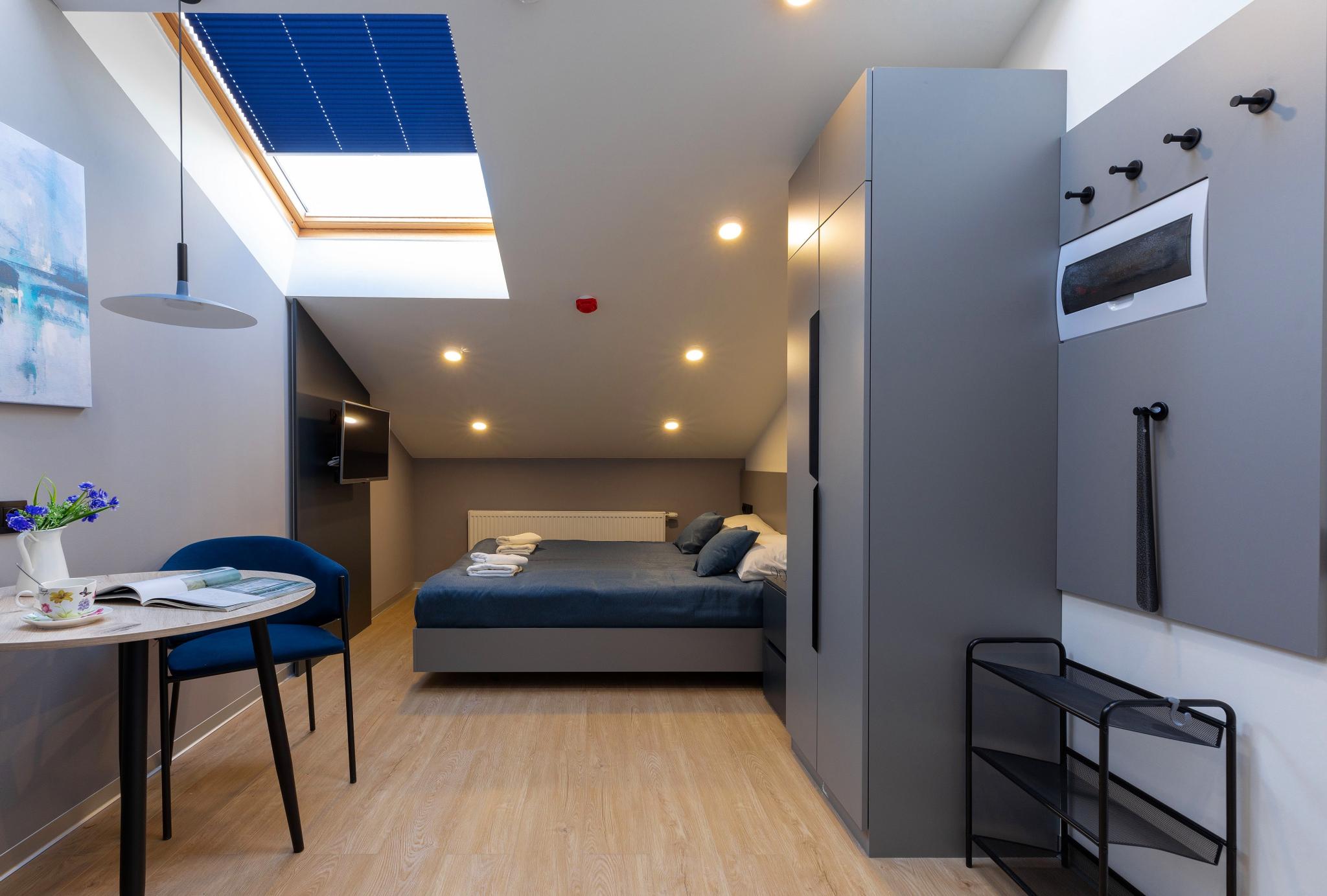 Номер стандарт с 1 двуспальной кроватью (мансарда)