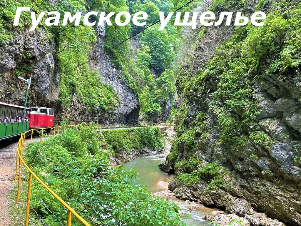Дом у горной реки