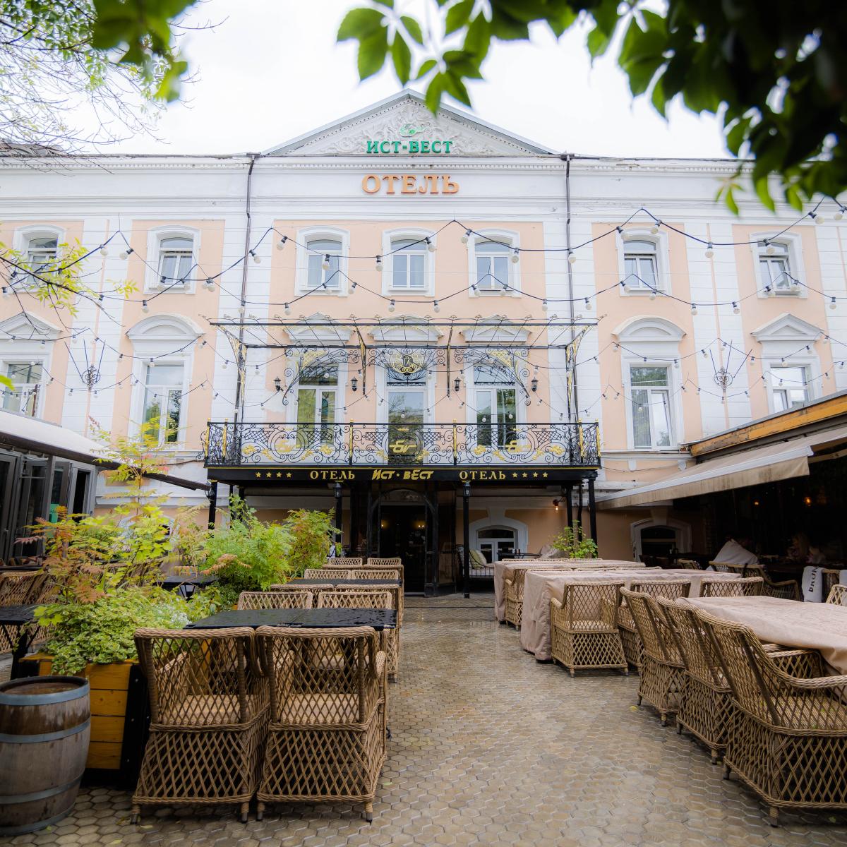 East-West (Ист-Вест) — f1e32e1df7db178e9cb674bb8f4daf71