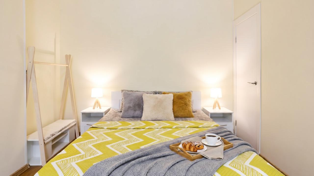 Real photos of Sutki Rent (Rent Day) with a view of the Neva River in the city center