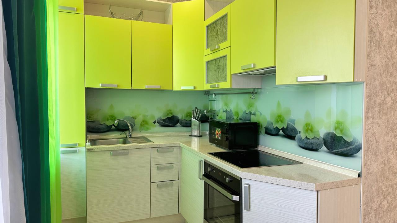 Real photos of 2-room apartment 126 Chkalova St.