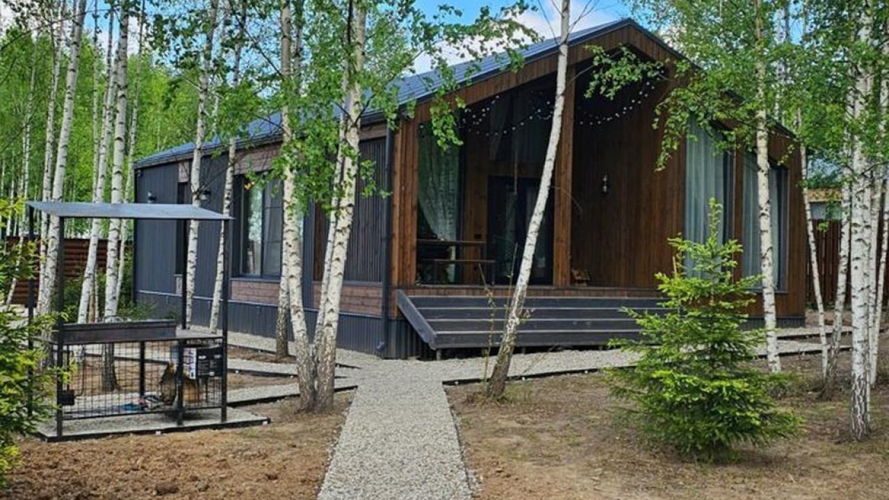 Реальные фото Пaноpaмный дом в хвойнoм лесу с сaуной