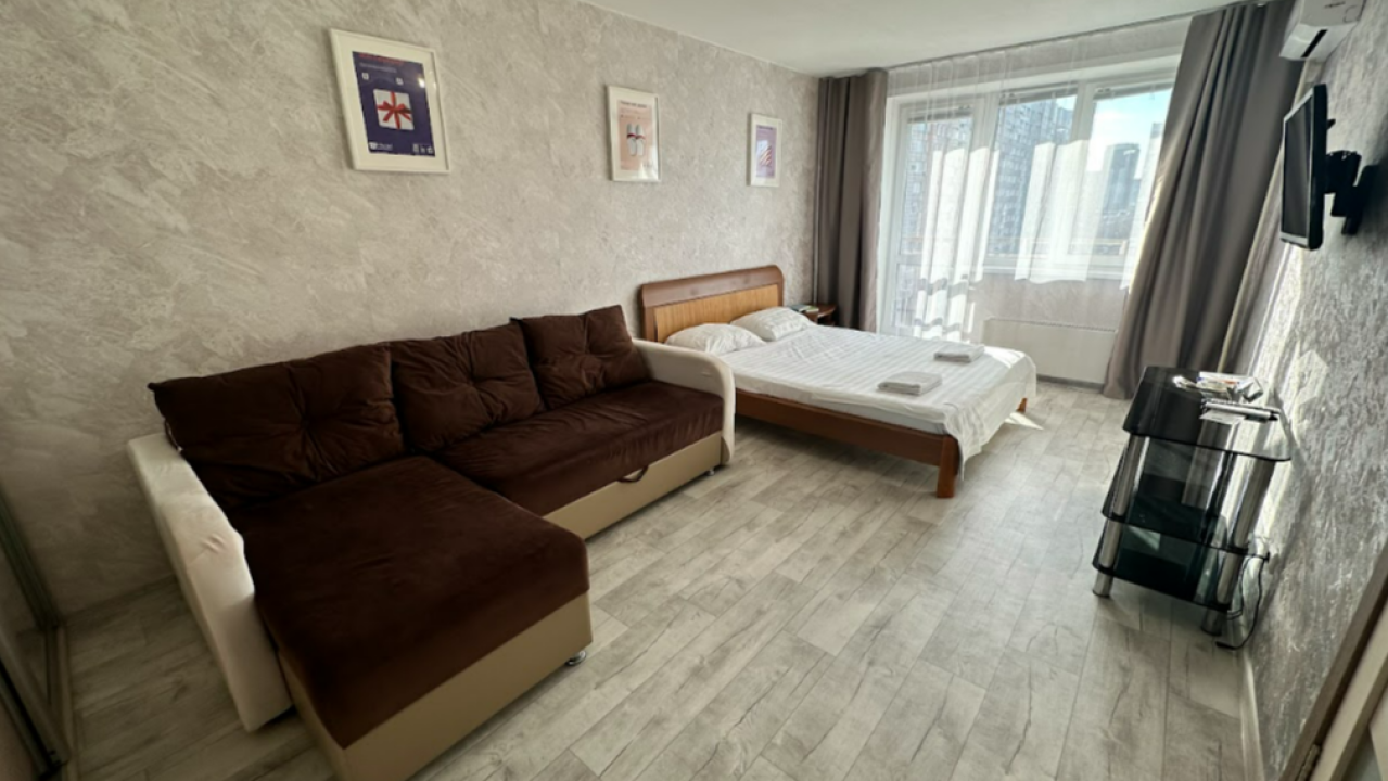 Real photos of 10 Nikolay Ermakov Ave. / studio room of 40 sq.m. / up to 5 people