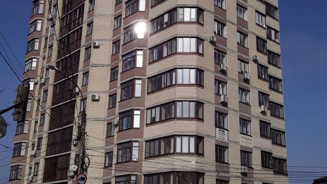 Real photos of Day and night on Krasnoznamennaya Street