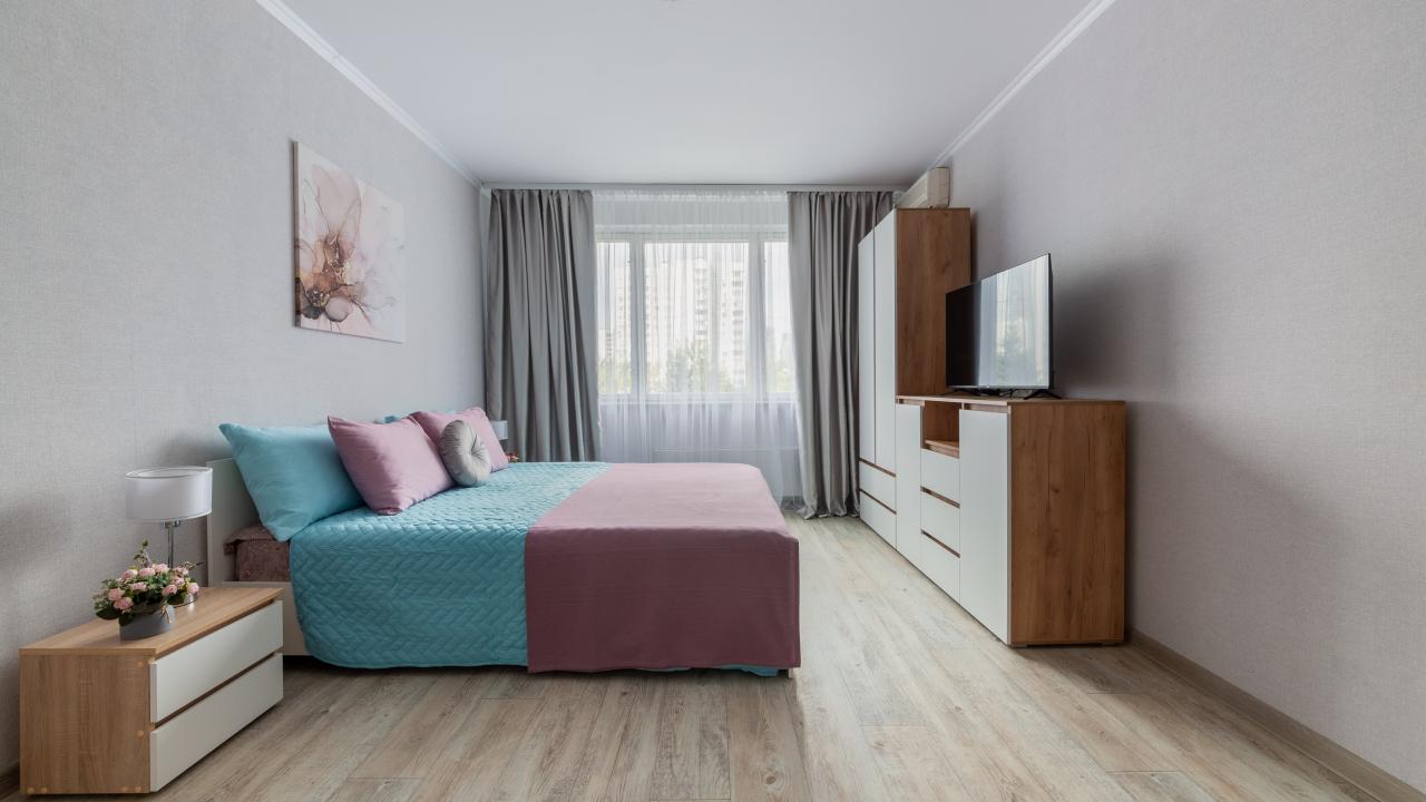 Real photos of ApartLux on Vernadsky 91 bldg. 3