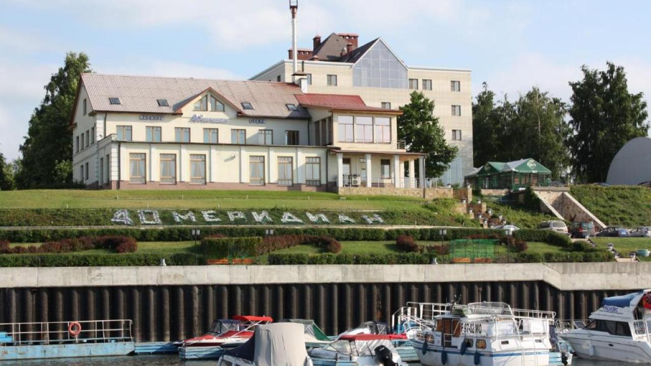 Real photos of 40th Meridian Yacht Club