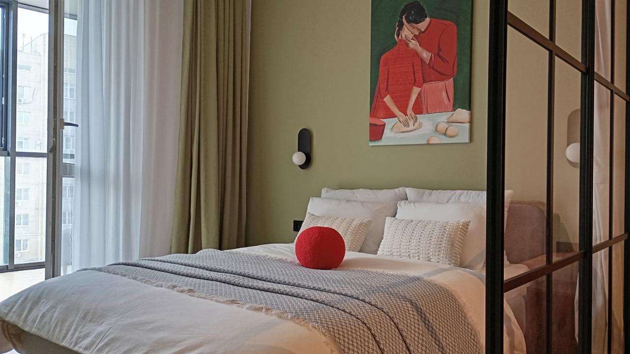 Real photos of DeNewHome Liberty Apartments are a business class apartment with a central parking space