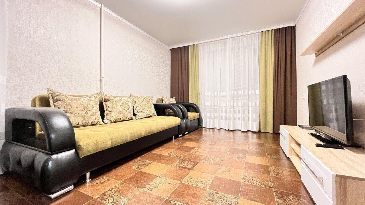 Real photos of Marat House on 96 Herzen Street