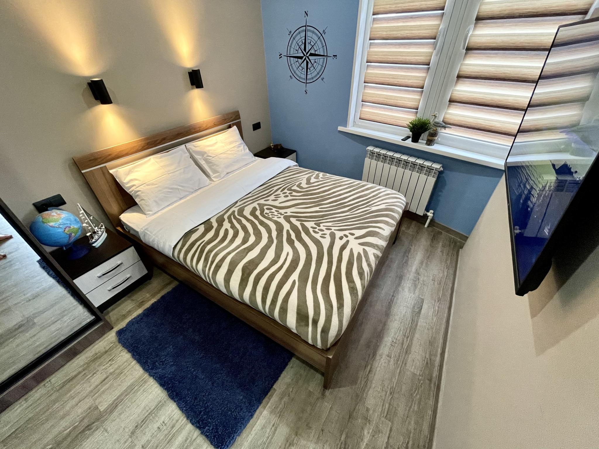 Номер люкс семейный с 1 односпальной и 1 двуспальной кроватью 2