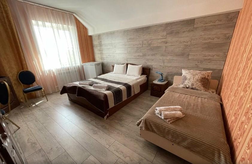 3-местный номер улучшенный с 1 двуспальной кроватью 2