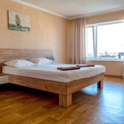 Номер улучшенный семейный с 1 двуспальной кроватью