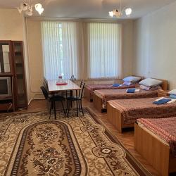 Кровать в 8-местном общем номере