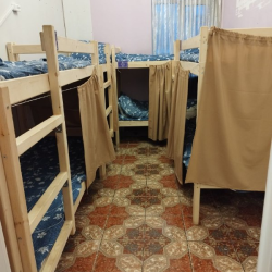 Кровать в 8-местном общем номере
