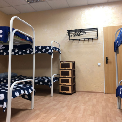 Кровать в мужском 8-местном номере (удобства на этаже)