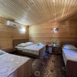 Комната улучшенная с 2 односпальными и 1 двуспальной кроватью (1 этаж)