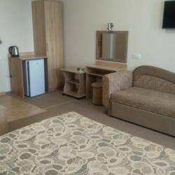 Номер стандарт с 1 двуспальной кроватью и диваном