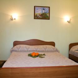 Номер стандарт с 1 односпальной и 1 двуспальной кроватью (удобства на этаже)