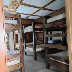 Кровать в 8-местной мужской комнате