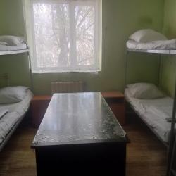 Кровать в 4-местном общем мужском номере (удобства на этаже)