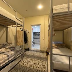 Кровать в 6-местном общем номере