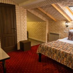 Номер стандарт улучшенный с 1 двуспальной кроватью (мансарда)