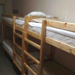 Кровать в 6-местном общем мужском номере