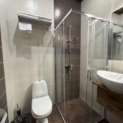 Номер стандарт с 1 односпальной и 1 двуспальной кроватью