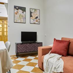 Фото Отель FlatStay Некрасова 60 | Большая 3шка в красивом доме с историей. С эркером, камином, высокими потолками и балконом