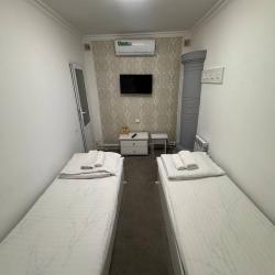 Номер стандарт с 2 односпальными кроватями (без окна)
