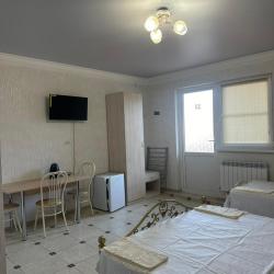 Номер стандарт с 2 односпальными и 1 двуспальной кроватью