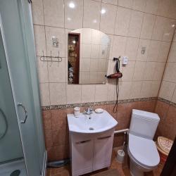 Номер люкс семейный с 1 односпальной и 1 двуспальной кроватью