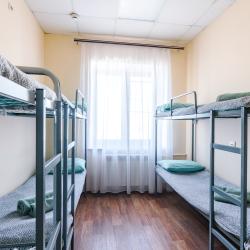 Кровать в 12-местном общем номере