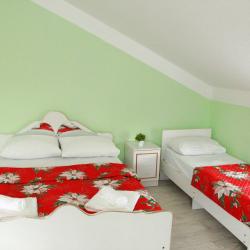 Номер стандарт с 2 односпальными и 1 двуспальной кроватью с балконом