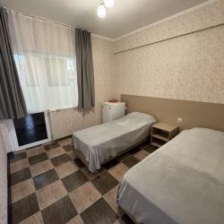 Комната комфорт с 2 односпальными и 1 двуспальной кроватью