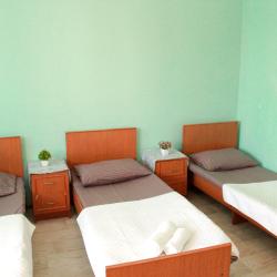 Номер эконом с 3 односпальными кроватями с балконом.