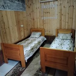 Номер стандарт эконом с 3 односпальными и 1 двуспальной кроватью