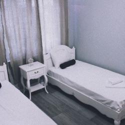 Комната люкс с 2 односпальными и 1 двуспальной кроватью