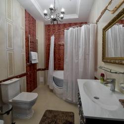 Номер люкс семейный с 2 односпальными и 1 двуспальной кроватью