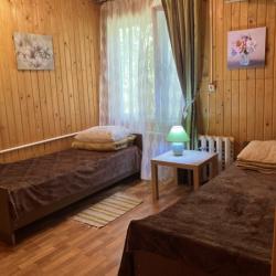 Номер стандарт с 2 односпальными и 1 двуспальной кроватью