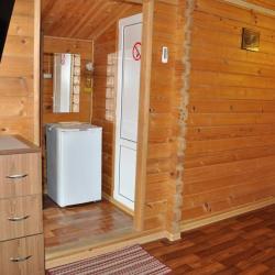 Комната улучшенная с 2 односпальными и 1 двуспальной кроватью (2 этаж)