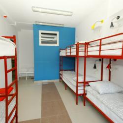 Кровать в 6-местном общем женском номере
