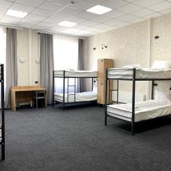 Кровать в 12-местном общем номере