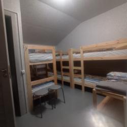 Номер стандарт с 3 двухъярусными кроватями (общие удобства)