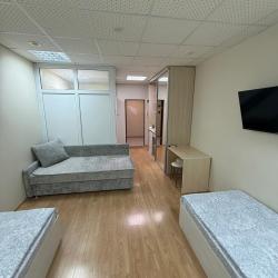 Номер стандарт с 2 односпальными и 1 двуспальной кроватью