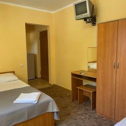 Стандарт с одной односпальной и одной двуспальной кроватями