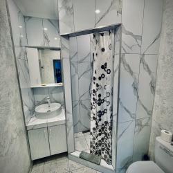 Номер комфорт с 1 односпальной и 1 двуспальной кроватью