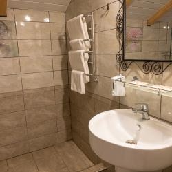 Номер стандарт улучшенный с 1 двуспальной кроватью (мансарда)