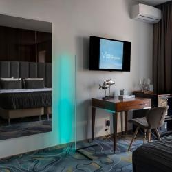 Фото V hotel & Rooftop lounge (В отель)